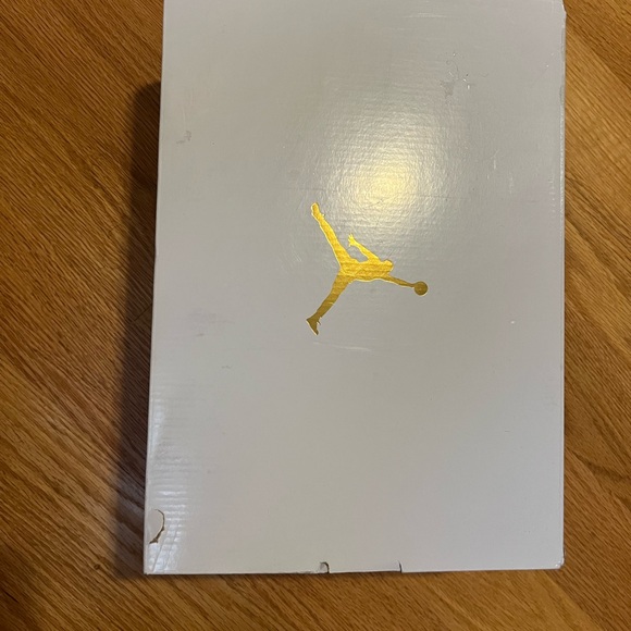 USED 2022 NIKE Wmns Air Jordan 1 Mid 'University Gold - Picture 4 of 7